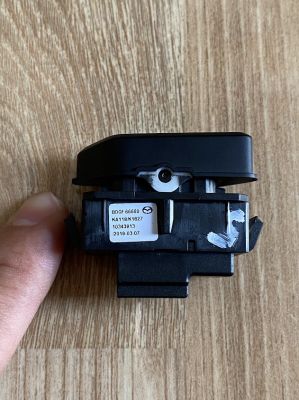 Công tắt lock mở cửa trong xe mazda 3 cx30 BDGF66660