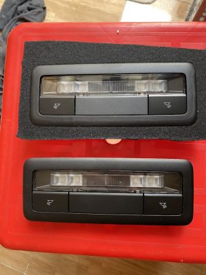 Cụm đèn trần tắt mở độc lập phía sau mazda 3 2020 và cx30